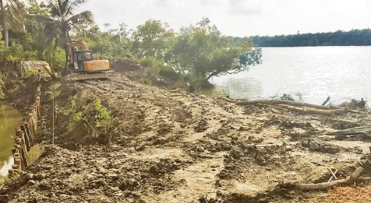 কাকদ্বীপে বাঁধে ধস,আতঙ্কে এলাকাবাসী
