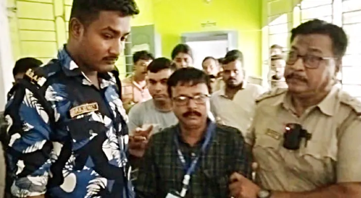 ছাত্রীদের সঙ্গে অশালীন আচরণ,  শিক্ষকের মাথা ফাটাল পড়ুয়ারা