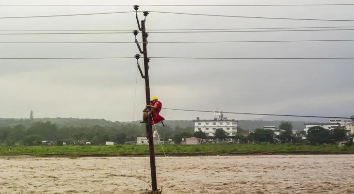 মেঘভাঙা বৃষ্টি ও ধসে দেশজুড়ে মৃত সাত