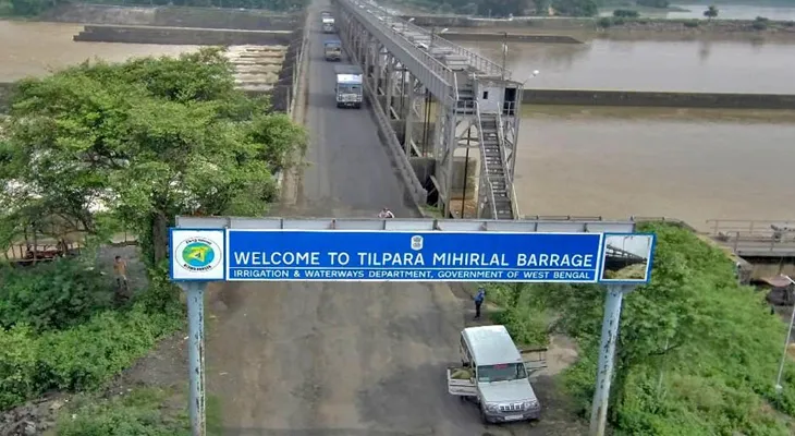 তিলপাড়া ব্যারাজের উপরে থাকা সেতু দিয়ে বাস চলাচলের অনুমতি দিল প্রশাসন