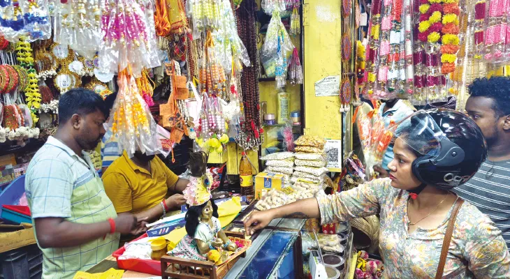 দাম উপেক্ষা করেই বহরমপুরে বিশ্বকর্মা পুজোর জমজমাট বাজার, ব্যাপক ভিড় বেলডাঙাতেও