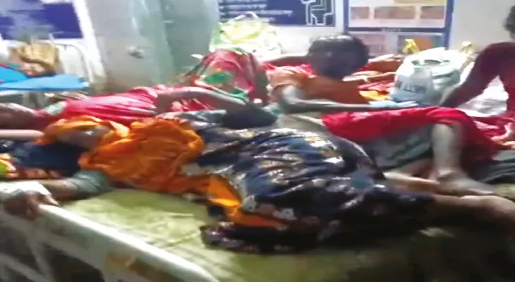কুমারগঞ্জ হাসপাতালে একই বেডে দু-তিনজন রোগীকে রেখে চিকিত্সা