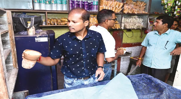 কারখানায় মিষ্টি খাচ্ছে আরশোলা, ফ্রিজে ছত্রাক পুজোর আগে খাদ্য সুরক্ষা দপ্তরের অভিযান