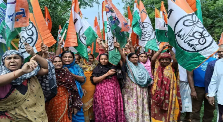 খুনে অভিযুক্ত মইনুলের হয়ে পতাকা নিয়ে মিছিল তৃণমূলের, দায় এড়ালেন জেলা সভাপতি, কটাক্ষ বিজেপি’র
