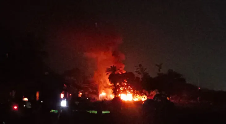 দুর্গাপুর এক নম্বর ওয়ার্ডের রঘুনাথপুর এলাকায় একটি দোকানে ভয়াবহ আগুন