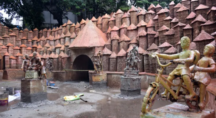 পুজোয় ত্রিশূলের আদলে কাল্পনিক মণ্ডপ ‘আরাধ্য’, ‘মোবাইলের আসক্তিতে শৈশব’ থিম আশ্রমপাড়ায়