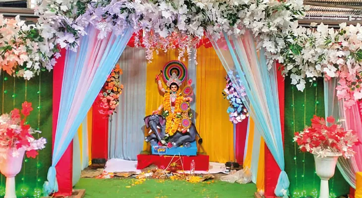 বন্ধ-সচল কারখানা থেকে চলন্ত ট্রেন,  বিশ্বকর্মার আরাধনায় মাতল শিল্পাঞ্চল