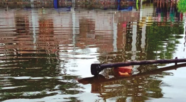 রাস্তা-পুকুরের ফারাক নেই, সাইকেল নিয়ে মহেশতলায় ডুবে গেলেন যুবক