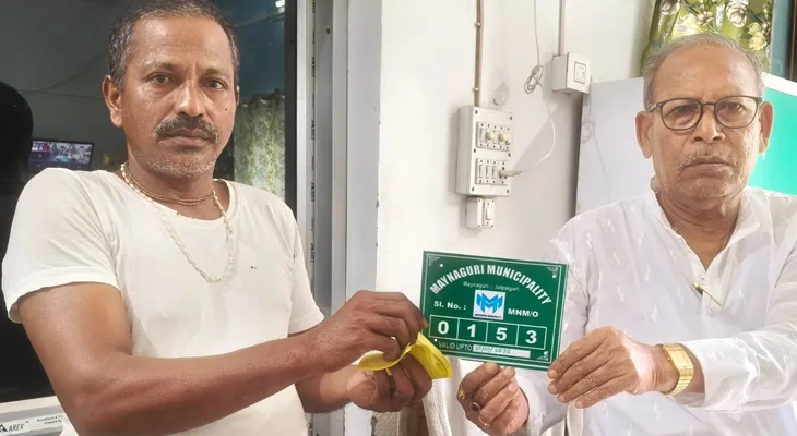 শহর সংলগ্ন এলাকায় টোটো চালকদের নম্বর প্লেট দেওয়া শুরু করল ময়নাগুড়ি পুরসভা