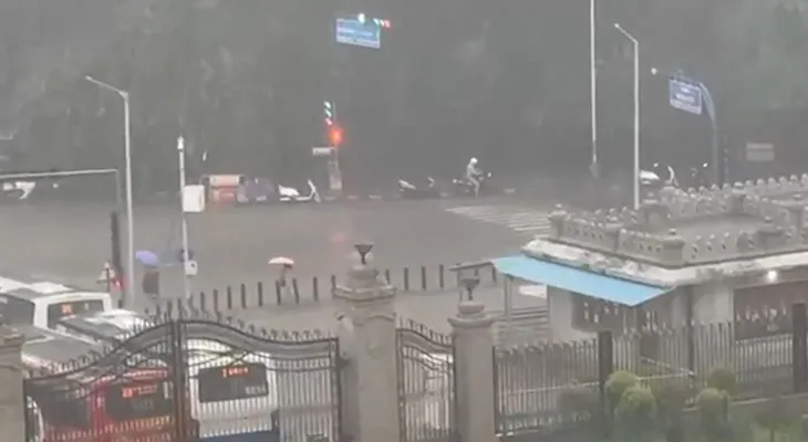 বেঙ্গালুরুতে ব্যাপক বৃষ্টি, জলমগ্ন রাস্তা