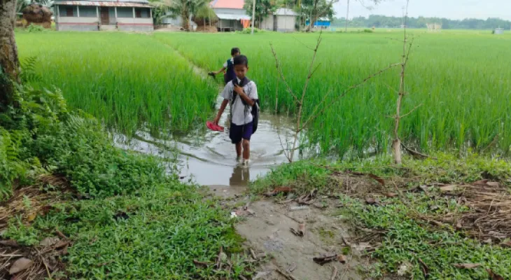 বারুণী হরিবাসর চতুর্থ প্ল্যান প্রাথমিক বিদ্যালয়, জলকাদা পেরিয়ে স্কুলে ছুটছে পড়ুয়ারা, ক্ষুব্ধ অভিভাবকরা