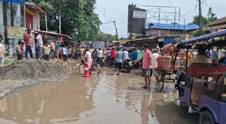 খড়িবাড়ি-ঘোষপুকুর রাজ্য সড়ক যেন পুকুর! রাস্তায় নেমে আন্দোলন