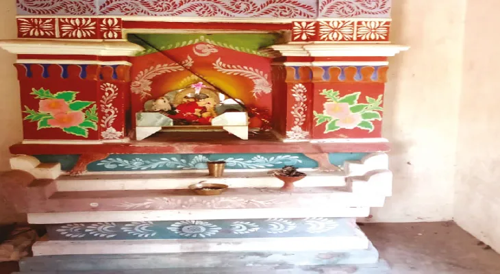 নয়াগ্রামের জঙ্গলে জামিরাপাল রাজবাড়ির অষ্টধাতুর সিংহবাহিনীর পুজো দেখতে ভিড় করেন পর্যটকরা