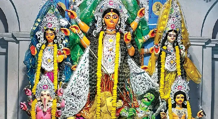 দেবীপক্ষে অবিবাহিত মেয়েদের শাঁখা পরতে হয়, ভোগে পুরীর জিবেগজা
