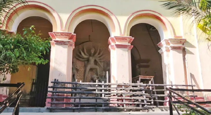 অস্থায়ী জলাধারে বসে থাকেন প্রবীণ, তাঁকে প্রণামের পর শুরু বিজয়া দশমী, লক্ষ্মী-সরস্বতীর সঙ্গে বাহন থাকে না হাড়োয়ার হরগৌরী বাড়িতে