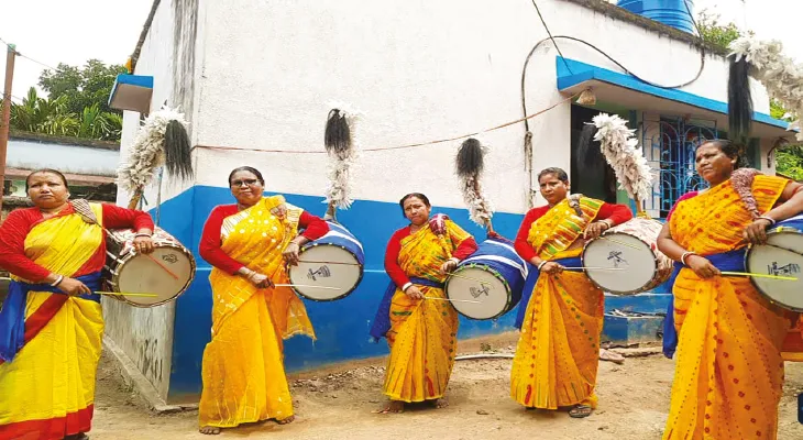 ভিন রাজ্যে ডাক পেয়েও দুঃশ্চিন্তায় মহিলা ঢাকিরা, হেনস্তা হবে না তো!