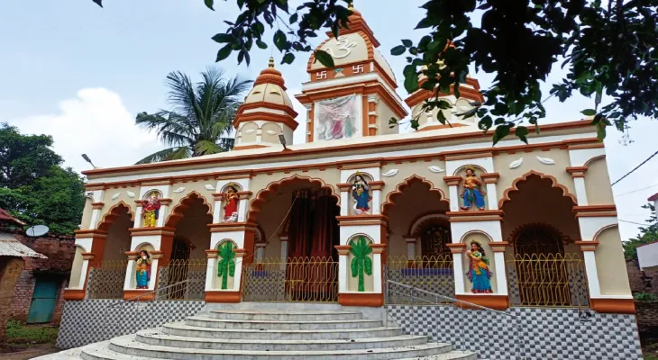 গুরুলিয়ায় জমিদার বাড়ির একই উঠোনে দু’টি পুজো