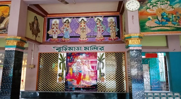 থিমের চাকচিক্য না থাকলেও ভিড় জমে চকবুড়িমার পুজোয়