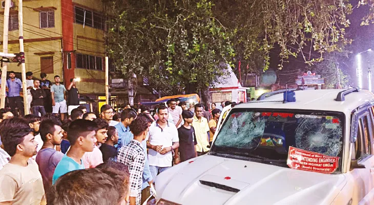 মঙ্গলবাড়িতে নীলবাতি লাগানো গাড়ির ধাক্কায় জখম অন্তঃসত্ত্বা, ভাঙচুর জনতার