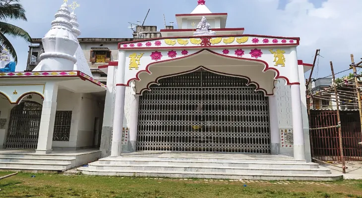 প্রাচীন দুর্গাবাড়ি পাড়ার দেবী দুর্গাকে দর্শন করেই শুরু হয় পুজো পরিক্রমা
