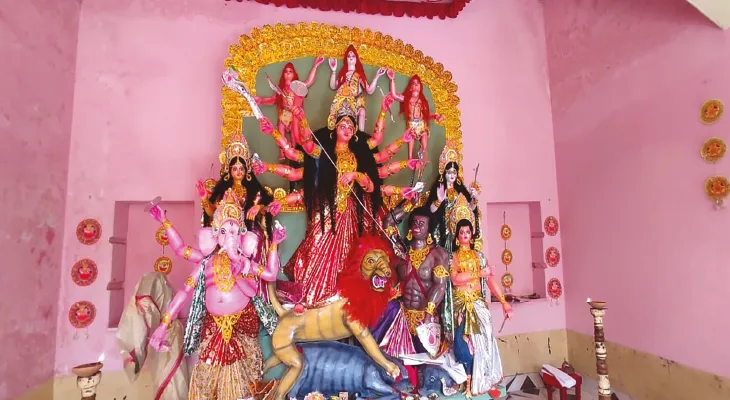 গাজোলের রানিপুরের চৌধুরীবাড়ির পুজো শুরু হয় বন্দুকের গুলি ছুড়ে
