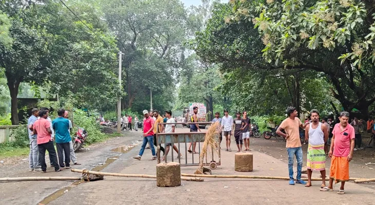 রামপুরহাটে নাবালিকা ছাত্রী খুন কাণ্ড: ২৪ ঘণ্টা কেটে গেলেও এখনও রামপুরহাট-দুমকা রোড অবরুদ্ধ করে রেখেছেন আদিবাসীরা