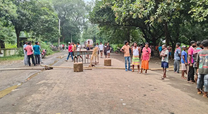 প্রায় ৩০ ঘণ্টা পর অবরোধমুক্ত রামপুরহাট-দুমকা রোড