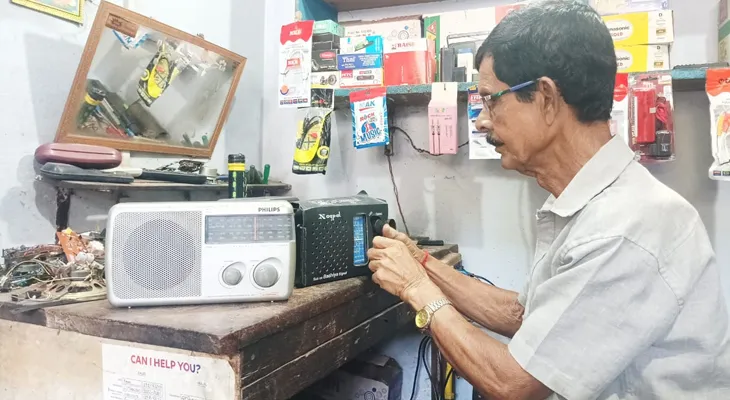 ৬৯ বছরের বৃদ্ধের হাতের ছোঁয়ায় প্রাণ পাচ্ছে গ্রামোফোন, রেডিও