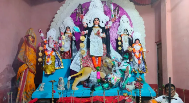 মুচিয়ার চক্রবর্তী বাড়িতে দেবী দুর্গা পূজিতা হয়ে আসছেন চতুর্ভুজা রূপে