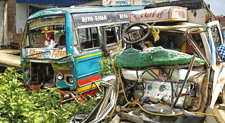 হরিহরপাড়ায় বাস ও গাড়ির সংঘর্ষে মৃত ১