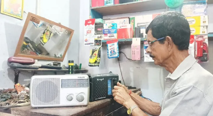 রাত পোহালেই মহালয়া, ৬৯ বছরের বৃদ্ধের হাতের ছোঁয়ায় প্রাণ পাচ্ছে গ্রামোফোন, রেডিও