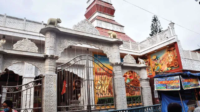 শিলিগুড়ি: চারণ কবির স্মৃতিবিজড়িত আনন্দময়ী মন্দিরের দুর্গাপুজোর ভোগবৈচিত্র্য অটুট