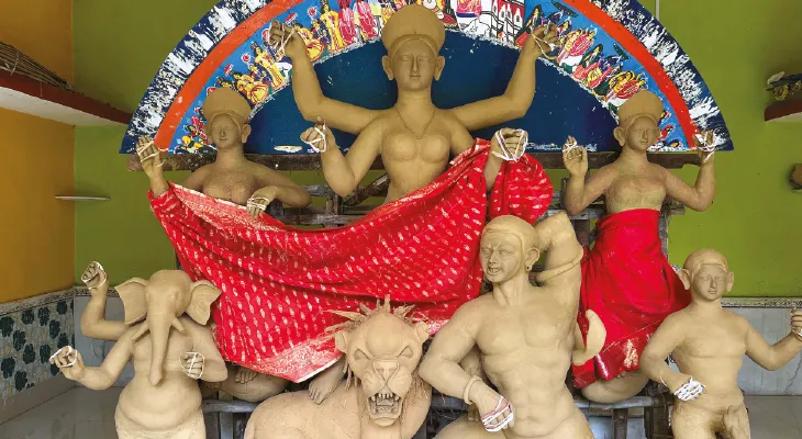 সিউড়ির নওয়াডিহি গ্রামের পুজো, চতুর্ভুজা দেবী দুর্গা পশ্চিমমুখী