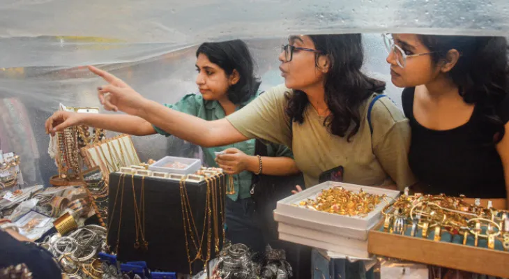 ‘ফুরফুরে ঠান্ডা হাওয়ায় বাজার করার মজাই আলাদা’, বৃষ্টিতে ভিজেই চলল শপিং, রবিবারের আকাশে নজর ক্রেতা-বিক্রেতার