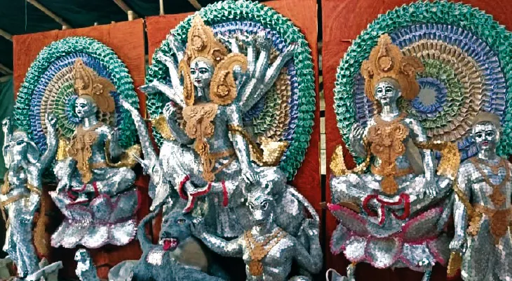 পুরোনো পয়সা, কাচের চুড়ি দিয়ে দুর্গাপ্রতিমা লেদ কারখানার কর্মীর