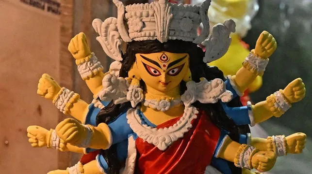 পুরনো সংসদ ভবন বানিয়ে বিপ্লবীদের পাশাপাশি দশভুজার আরাধনার প্রস্তুতি বাঘাযতীন কলোনিতে