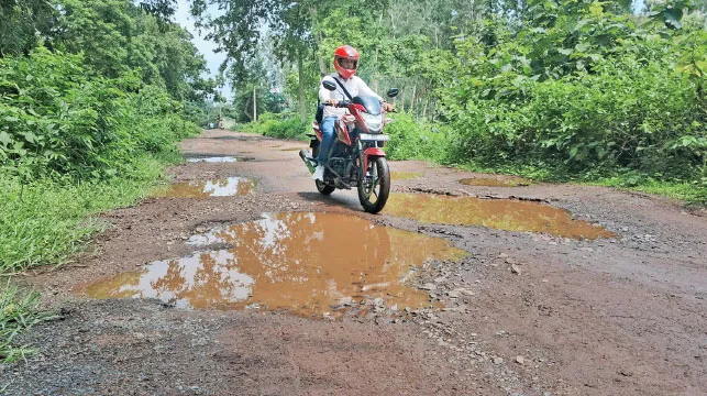 মেদিনীপুর শহরে একাধিক রাস্তা বেহাল, মণ্ডপে আসার পথে প্রতিমা অক্ষত থাকবে তো! উদ্বেগ