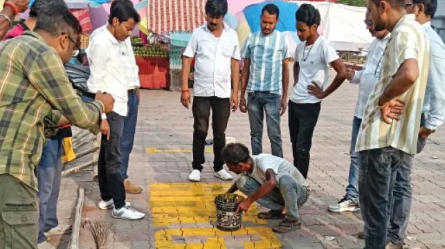 স্টেশনের পথে লেখা ‘আই লাভ রায়গঞ্জ’, তীব্র ক্ষোভ শহরবাসীর, বিতর্ক হতেই মুছে দিল রেল কর্তৃপক্ষ