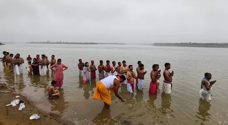 সিউড়ির তিলপাড়ায় ময়ূরাক্ষী নদীতে তর্পণের জন্য ভিড়