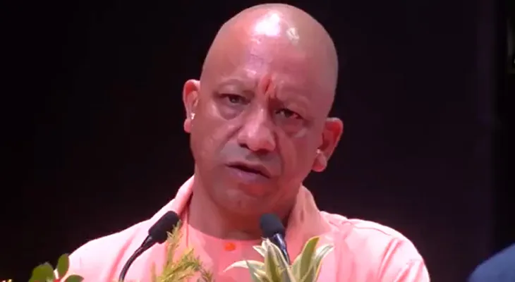 গোরক্ষপুরের সভায় বক্তব্য রাখছেন উত্তরপ্রদেশের মুখ্যমন্ত্রী যোগী আদিত্যনাথ