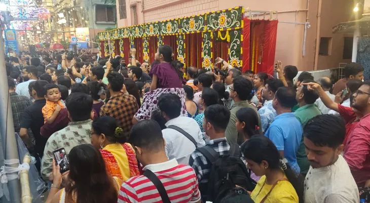 শ্রীভূমিতে দুর্গা পুজোর মণ্ডপে মানুষের ঢল