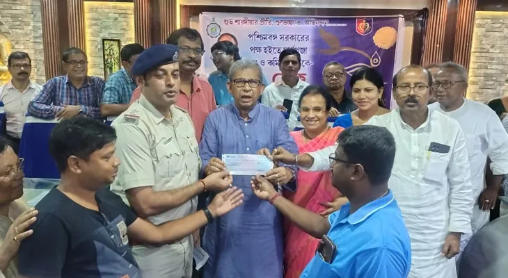 সবংয়ের ৬৭টি পুজো কমিটির হাতে আজ রবিবার চেক তুলে দেওয়া হল, উপস্থিত ছিলেন মন্ত্রী মানস ভুঁইয়া সহ অন্যান্যরা
