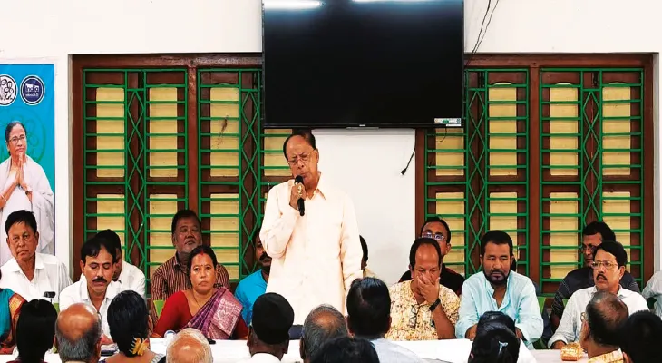 দক্ষিণ দিনাজপুরে গোষ্ঠীদ্বন্দ্ব ভুলে বৈঠকে এক মঞ্চে তৃণমূল নেতারা