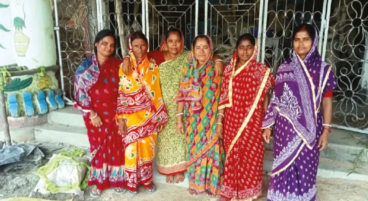 মৈপীঠের গ্রামে আকর্ষণের  কেন্দ্রে নারী বাহিনীর পুজো