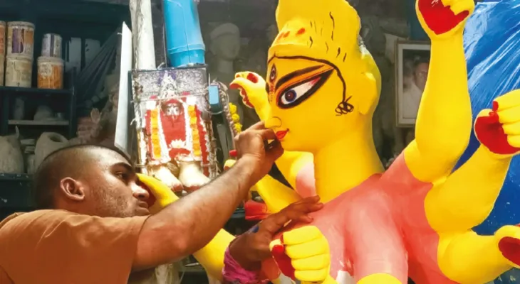 কালীঘাটের পটুয়াপাড়ায় শেষ মুহূর্তের ব্যস্ততা! ভিডিও কলে দুর্গার মুখ দেখছেন উদ্যোক্তারা