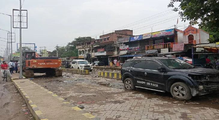 ঘোষণা মতো মঙ্গলবাড়ির দু’টি সার্ভিস রোড থেকে সরেনি অবৈধ পার্কিং