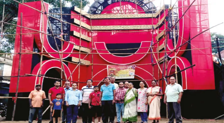 মুঠো মুঠো চাল জমিয়ে পুজো শুরু করেন দ্বারিকার গৃহবধূরা