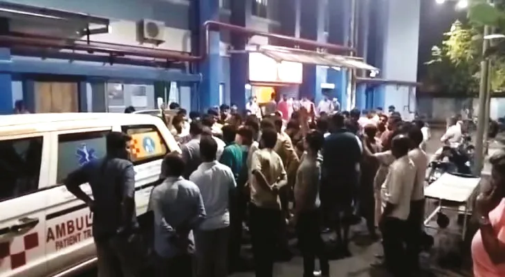 পিছনে ধাক্কা কন্টেনারের, ভয়াবহ দুর্ঘটনা, হুড়মুড়িয়ে ট্রাভেলার ঢুকল মেলায়, সম্পাদক সহ মৃত ২
