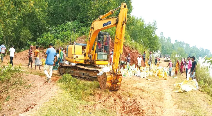 বাঁধ ভাঙল রাইপুরে ক্যানেলের জল ছাড়া বন্ধ, ধানে ক্ষতির শঙ্কা