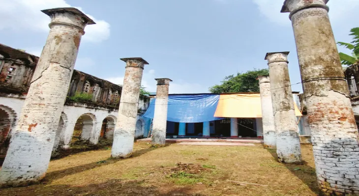 পালচৌধুরীদের বাড়ি যেন বাকিংহাম প্যালেস! এখন জরাজীর্ণ স্থাপত্যের মাঝে পুজো নেন উমা